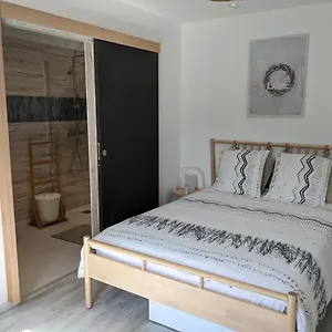 chambre-double-indpendante-au-sein-dun-domaine-viticole.hotels-rhonealpes.com/